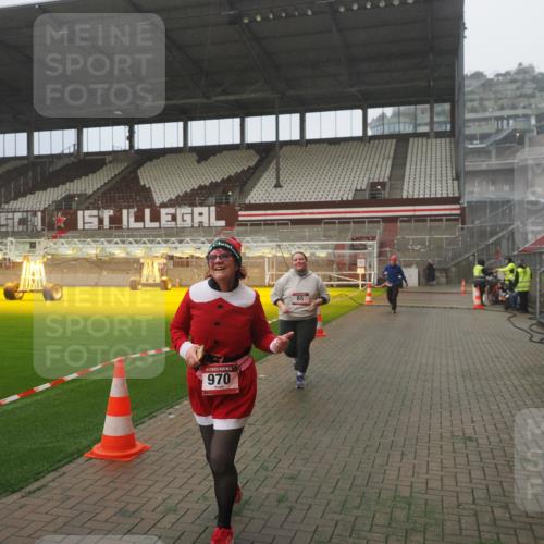 07.12.2025 - St. Pauli X-Mass-Run No. 15 Fabian Wolf http://msf.ph/oto/9385391 07.12.2025 10:13:38 Ziel 88, 970, 1699, 2905 meine-sportfotos.de