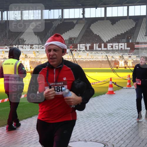 07.12.2025 - St. Pauli X-Mass-Run No. 15 Luisa Fischer http://msf.ph/oto/9385392 07.12.2025 10:17:16 Ziel 380, 1620, 1620, 1762, 1989, 1997, 2185, 2266, 2694, 3229, 3633, 3987, 4356, 4359, 4362, 4363, 4510, 4769 meine-sportfotos.de