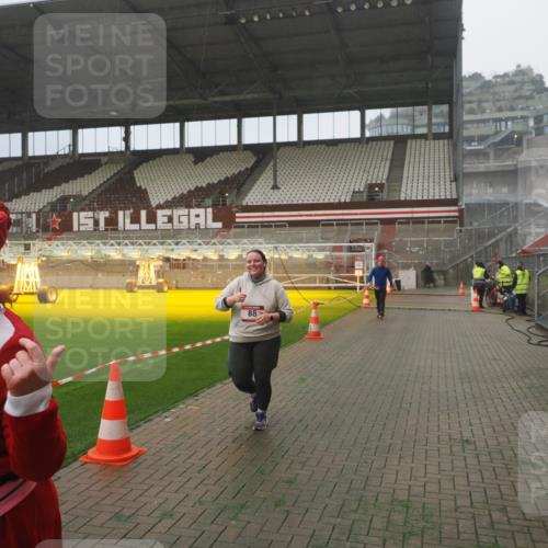 07.12.2025 - St. Pauli X-Mass-Run No. 15 Fabian Wolf http://msf.ph/oto/9385409 07.12.2025 10:13:39 Ziel 88, 970, 1699, 2905 meine-sportfotos.de