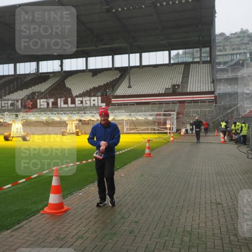 07.12.2025 - St. Pauli X-Mass-Run No. 15 Fabian Wolf http://msf.ph/oto/9385456 07.12.2025 10:13:47 Ziel 88, 970, 1699, 2905, 2951 meine-sportfotos.de
