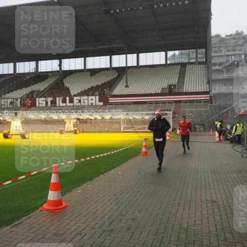 07.12.2025 - St. Pauli X-Mass-Run No. 15 Fabian Wolf http://msf.ph/oto/9385474 07.12.2025 10:13:52 Ziel 1699, 2951, 4371 meine-sportfotos.de