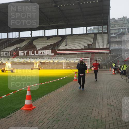 07.12.2025 - St. Pauli X-Mass-Run No. 15 Fabian Wolf http://msf.ph/oto/9385478 07.12.2025 10:13:53 Ziel 1699, 2951, 4371 meine-sportfotos.de