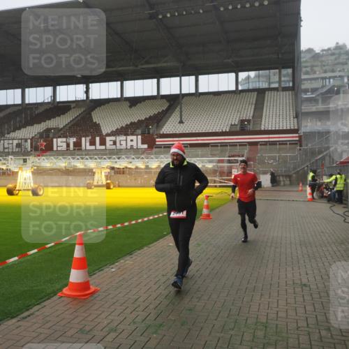 07.12.2025 - St. Pauli X-Mass-Run No. 15 Fabian Wolf http://msf.ph/oto/9385492 07.12.2025 10:13:54 Ziel 1699, 2951, 4371 meine-sportfotos.de
