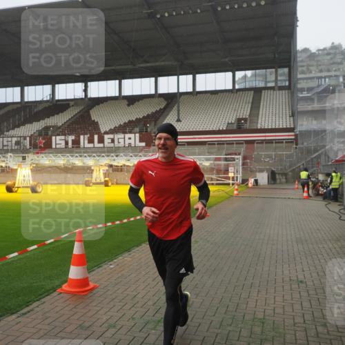 07.12.2025 - St. Pauli X-Mass-Run No. 15 Fabian Wolf http://msf.ph/oto/9385513 07.12.2025 10:13:56 Ziel 1699, 2951, 4371 meine-sportfotos.de