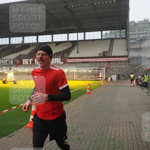 07.12.2025 - St. Pauli X-Mass-Run No. 15 Fabian Wolf http://msf.ph/oto/9385518 07.12.2025 10:13:56 Ziel 1699, 2951, 4371 meine-sportfotos.de