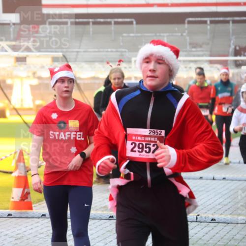 07.12.2025 - St. Pauli X-Mass-Run No. 15 Luisa Fischer http://msf.ph/oto/9385521 07.12.2025 10:17:53 Ziel 2952, 15, 2952, 257, 268, 1161, 1162, 1762, 1963, 2663, 2688, 2694, 2725, 2952, 3229, 3522, 3804, 3874, 3987, 4114, 4127, 4339, 4764 meine-sportfotos.de