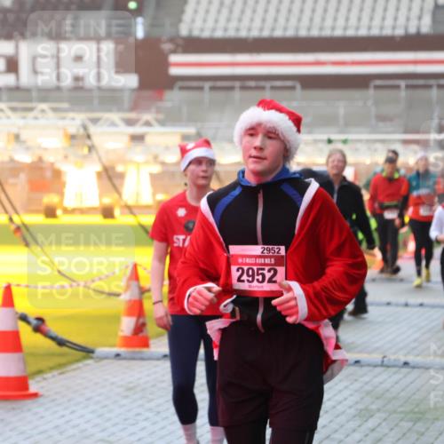 07.12.2025 - St. Pauli X-Mass-Run No. 15 Luisa Fischer http://msf.ph/oto/9385523 07.12.2025 10:17:53 Ziel 2952, 15, 2952, 257, 268, 1161, 1162, 1762, 1963, 2663, 2688, 2694, 2725, 2952, 3229, 3522, 3804, 3874, 3987, 4114, 4127, 4339, 4764 meine-sportfotos.de