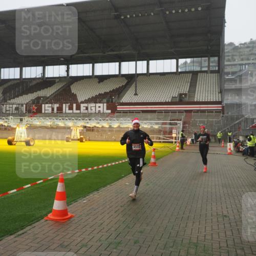 07.12.2025 - St. Pauli X-Mass-Run No. 15 Fabian Wolf http://msf.ph/oto/9385542 07.12.2025 10:14:06 Ziel 3243, 4371, 4502, 4526 meine-sportfotos.de
