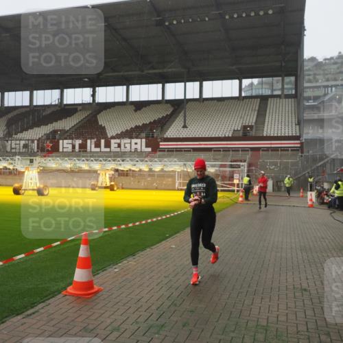 07.12.2025 - St. Pauli X-Mass-Run No. 15 Fabian Wolf http://msf.ph/oto/9385561 07.12.2025 10:14:08 Ziel 3243, 4371, 4502, 4526 meine-sportfotos.de