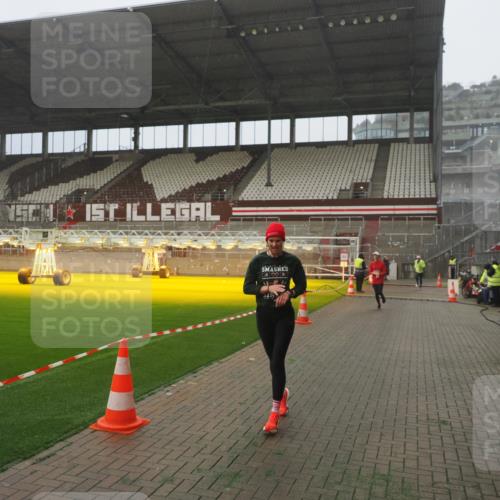 07.12.2025 - St. Pauli X-Mass-Run No. 15 Fabian Wolf http://msf.ph/oto/9385565 07.12.2025 10:14:08 Ziel 3243, 4371, 4502, 4526 meine-sportfotos.de