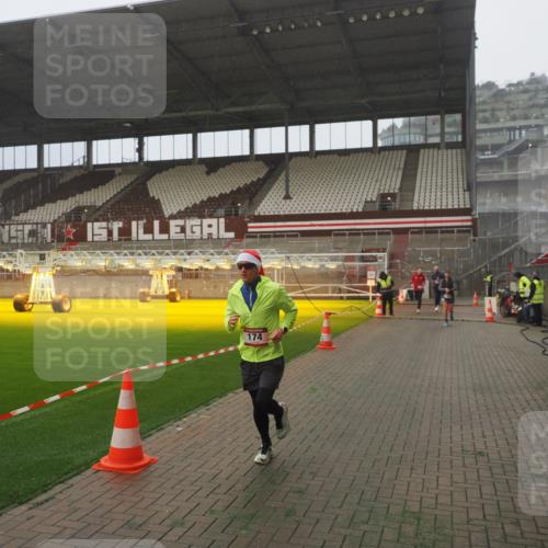 07.12.2025 - St. Pauli X-Mass-Run No. 15 Fabian Wolf http://msf.ph/oto/9385605 07.12.2025 10:14:14 Ziel 174, 352, 3243, 4489, 4502, 4526, 4545 meine-sportfotos.de
