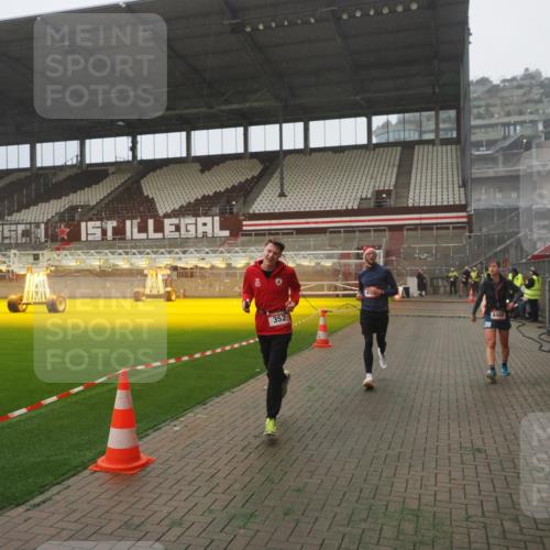 07.12.2025 - St. Pauli X-Mass-Run No. 15 Fabian Wolf http://msf.ph/oto/9385622 07.12.2025 10:14:19 Ziel 174, 352, 3243, 4489, 4502, 4526, 4545 meine-sportfotos.de