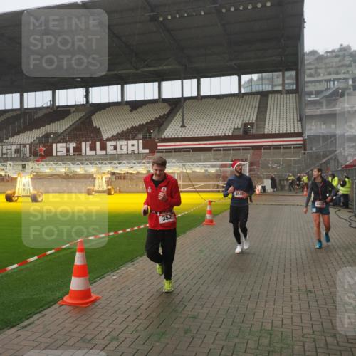 07.12.2025 - St. Pauli X-Mass-Run No. 15 Fabian Wolf http://msf.ph/oto/9385627 07.12.2025 10:14:19 Ziel 174, 352, 3243, 4489, 4502, 4526, 4545 meine-sportfotos.de