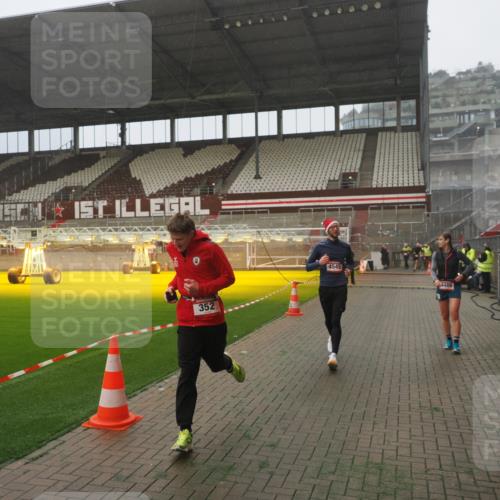07.12.2025 - St. Pauli X-Mass-Run No. 15 Fabian Wolf http://msf.ph/oto/9385630 07.12.2025 10:14:19 Ziel 174, 352, 3243, 4489, 4502, 4526, 4545 meine-sportfotos.de