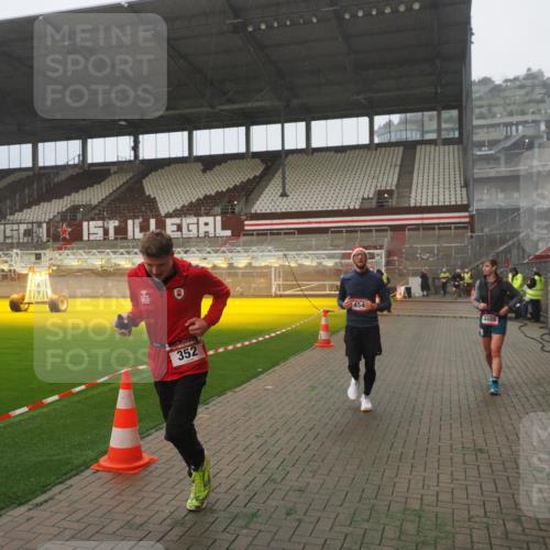 07.12.2025 - St. Pauli X-Mass-Run No. 15 Fabian Wolf http://msf.ph/oto/9385635 07.12.2025 10:14:19 Ziel 174, 352, 3243, 4489, 4502, 4526, 4545 meine-sportfotos.de