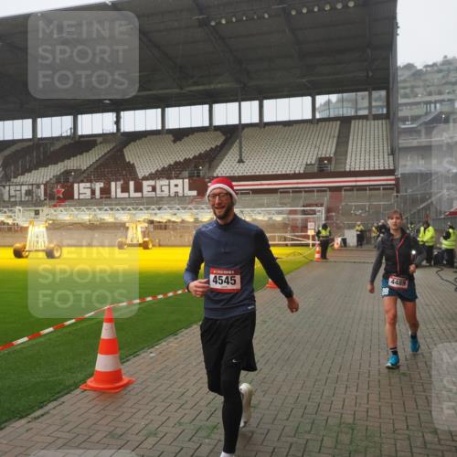 07.12.2025 - St. Pauli X-Mass-Run No. 15 Fabian Wolf http://msf.ph/oto/9385667 07.12.2025 10:14:21 Ziel 174, 352, 3243, 4489, 4502, 4526, 4545 meine-sportfotos.de