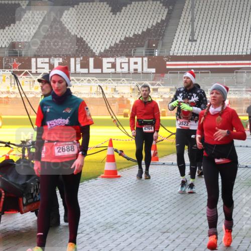 07.12.2025 - St. Pauli X-Mass-Run No. 15 Luisa Fischer http://msf.ph/oto/9385701 07.12.2025 10:18:13 Ziel 2688, 4764, 3522, 1161, 1162, 1963, 2663, 2688, 2725, 2952, 3804, 4114, 4127, 4227, 4339 meine-sportfotos.de
