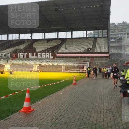 07.12.2025 - St. Pauli X-Mass-Run No. 15 Fabian Wolf http://msf.ph/oto/9385711 07.12.2025 10:14:29 Ziel 174, 352, 1158, 2564, 2617, 2618, 2864, 4489, 4508, 4545 meine-sportfotos.de