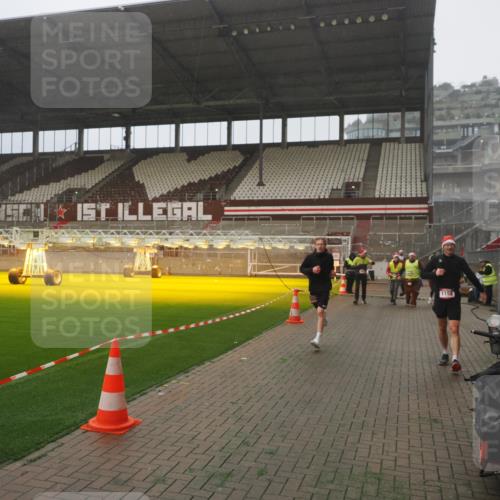 07.12.2025 - St. Pauli X-Mass-Run No. 15 Fabian Wolf http://msf.ph/oto/9385715 07.12.2025 10:14:31 Ziel 352, 1158, 2564, 2617, 2618, 2864, 4489, 4508, 4545 meine-sportfotos.de