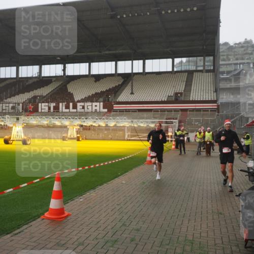 07.12.2025 - St. Pauli X-Mass-Run No. 15 Fabian Wolf http://msf.ph/oto/9385718 07.12.2025 10:14:32 Ziel 352, 1158, 2564, 2617, 2618, 2864, 4489, 4508, 4545 meine-sportfotos.de