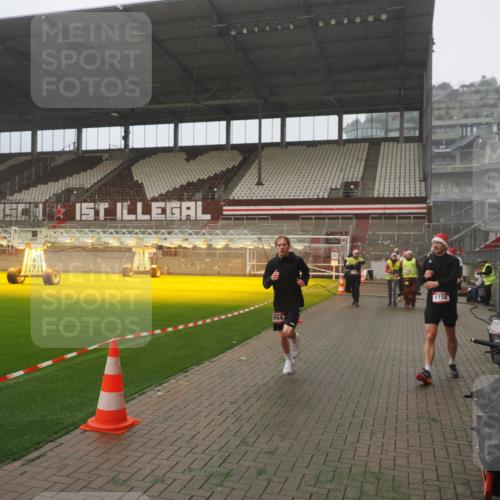 07.12.2025 - St. Pauli X-Mass-Run No. 15 Fabian Wolf http://msf.ph/oto/9385726 07.12.2025 10:14:32 Ziel 352, 1158, 2564, 2617, 2618, 2864, 4489, 4508, 4545 meine-sportfotos.de