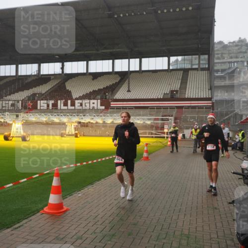 07.12.2025 - St. Pauli X-Mass-Run No. 15 Fabian Wolf http://msf.ph/oto/9385733 07.12.2025 10:14:32 Ziel 352, 1158, 2564, 2617, 2618, 2864, 4489, 4508, 4545 meine-sportfotos.de