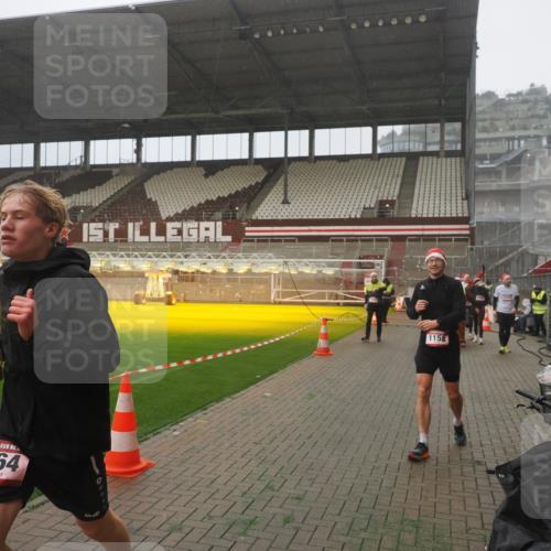 07.12.2025 - St. Pauli X-Mass-Run No. 15 Fabian Wolf http://msf.ph/oto/9385749 07.12.2025 10:14:33 Ziel 352, 1158, 2564, 2617, 2618, 2864, 3565, 4508, 4545 meine-sportfotos.de