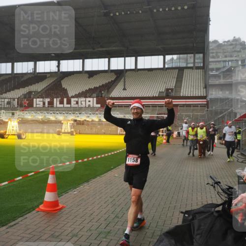 07.12.2025 - St. Pauli X-Mass-Run No. 15 Fabian Wolf http://msf.ph/oto/9385761 07.12.2025 10:14:35 Ziel 1158, 2564, 2617, 2618, 2864, 3565, 4508 meine-sportfotos.de