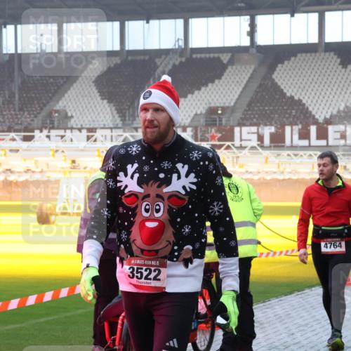 07.12.2025 - St. Pauli X-Mass-Run No. 15 Luisa Fischer http://msf.ph/oto/9385771 07.12.2025 10:18:20 Ziel 15, 3522, 4764, 1161, 1162, 1963, 2663, 2688, 2725, 2952, 3804, 4127, 4227 meine-sportfotos.de