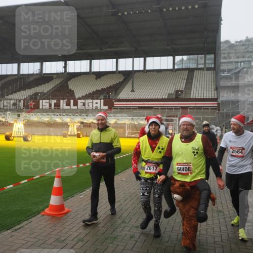 07.12.2025 - St. Pauli X-Mass-Run No. 15 Fabian Wolf http://msf.ph/oto/9385804 07.12.2025 10:14:42 Ziel 1158, 2564, 2617, 2618, 2864, 3481, 3565, 4508 meine-sportfotos.de