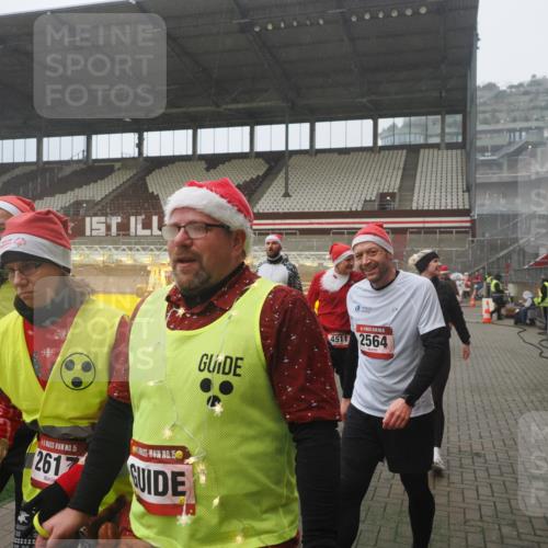 07.12.2025 - St. Pauli X-Mass-Run No. 15 Fabian Wolf http://msf.ph/oto/9385839 07.12.2025 10:14:43 Ziel 2564, 2617, 2618, 2864, 3481, 3565, 4508 meine-sportfotos.de