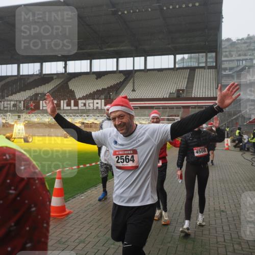07.12.2025 - St. Pauli X-Mass-Run No. 15 Fabian Wolf http://msf.ph/oto/9385852 07.12.2025 10:14:44 Ziel 2564, 2617, 2618, 2864, 3481, 3565, 4508 meine-sportfotos.de