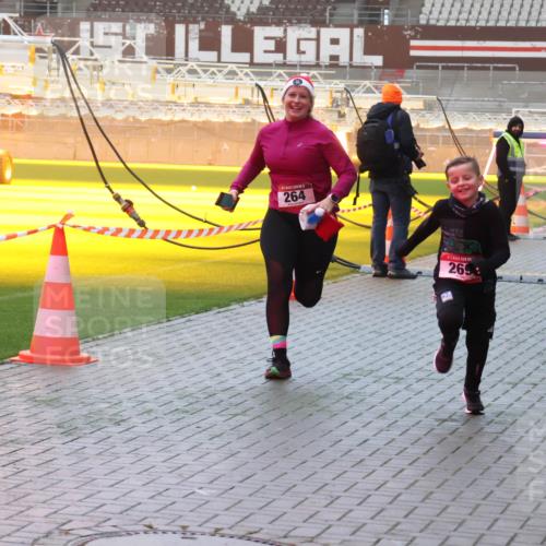 07.12.2025 - St. Pauli X-Mass-Run No. 15 Luisa Fischer http://msf.ph/oto/9385907 07.12.2025 10:18:55 Ziel 264, 269, 3520, 243, 264, 269, 721, 1034, 1607, 1671, 2049, 2152, 2631, 2925, 3520, 3606, 3608, 3862, 4521, 4522, 4524, 4540, 4547 meine-sportfotos.de