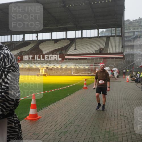 07.12.2025 - St. Pauli X-Mass-Run No. 15 Fabian Wolf http://msf.ph/oto/9385933 07.12.2025 10:14:48 Ziel 1363, 1867, 1869, 1873, 3481, 3565, 4508 meine-sportfotos.de