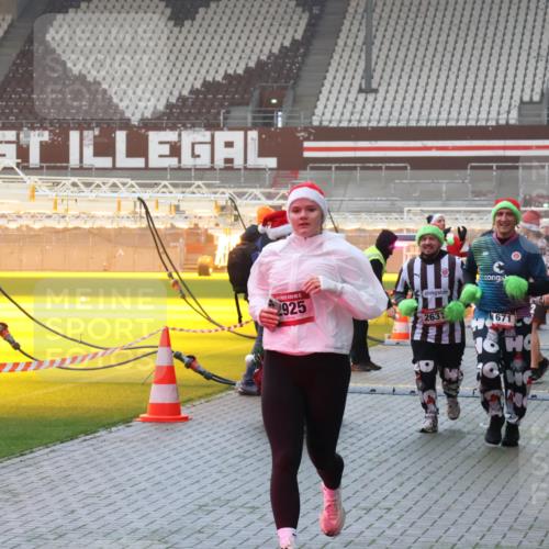 07.12.2025 - St. Pauli X-Mass-Run No. 15 Luisa Fischer http://msf.ph/oto/9385934 07.12.2025 10:19:04 Ziel 2925, 2631, 671, 243, 264, 269, 721, 1034, 1607, 1671, 2049, 2152, 2631, 2925, 3520, 3606, 3608, 3862, 4521, 4522, 4524, 4540, 4547 meine-sportfotos.de