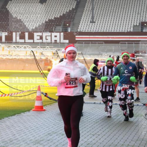 07.12.2025 - St. Pauli X-Mass-Run No. 15 Luisa Fischer http://msf.ph/oto/9385937 07.12.2025 10:19:04 Ziel 2925, 2631, 1671, 115, 243, 264, 269, 721, 1034, 1607, 1671, 2049, 2152, 2631, 2925, 3520, 3606, 3608, 3862, 4521, 4522, 4524, 4540, 4547 meine-sportfotos.de