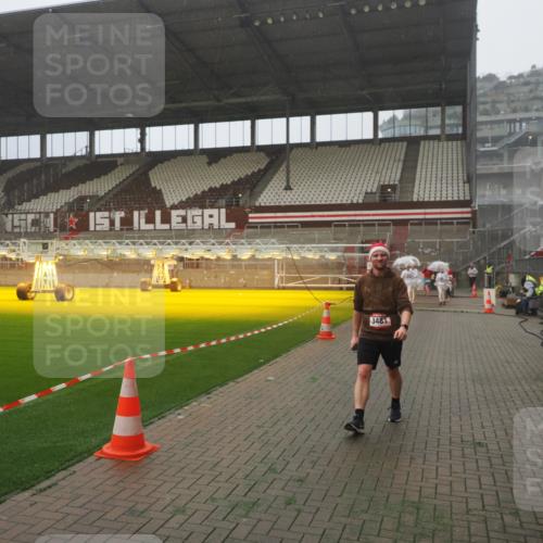 07.12.2025 - St. Pauli X-Mass-Run No. 15 Fabian Wolf http://msf.ph/oto/9385938 07.12.2025 10:14:49 Ziel 1363, 1867, 1869, 1873, 3481, 3565, 4508 meine-sportfotos.de