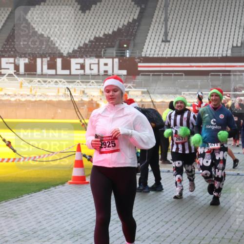 07.12.2025 - St. Pauli X-Mass-Run No. 15 Luisa Fischer http://msf.ph/oto/9385939 07.12.2025 10:19:05 Ziel 5, 2925, 2631, 1671, 115, 243, 264, 269, 721, 1034, 1607, 1671, 2049, 2152, 2631, 2925, 3520, 3606, 3608, 3862, 4521, 4522, 4524, 4540, 4547 meine-sportfotos.de