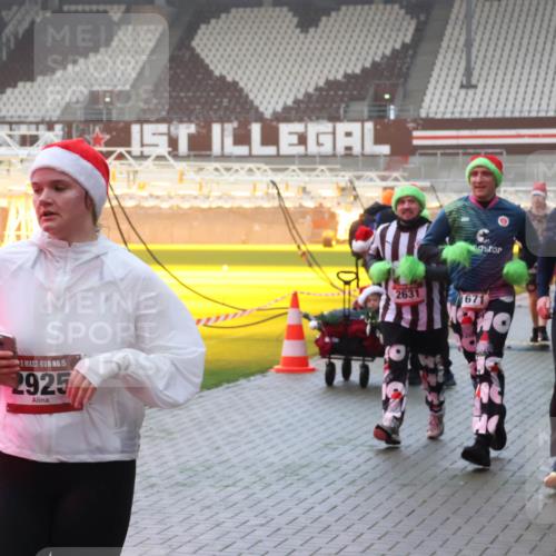 07.12.2025 - St. Pauli X-Mass-Run No. 15 Luisa Fischer http://msf.ph/oto/9385955 07.12.2025 10:19:06 Ziel 15, 2925, 2631, 1671, 243, 264, 269, 721, 1034, 1607, 1671, 2049, 2152, 2631, 2925, 3520, 3606, 3608, 3862, 4331, 4521, 4522, 4524, 4540, 4547 meine-sportfotos.de