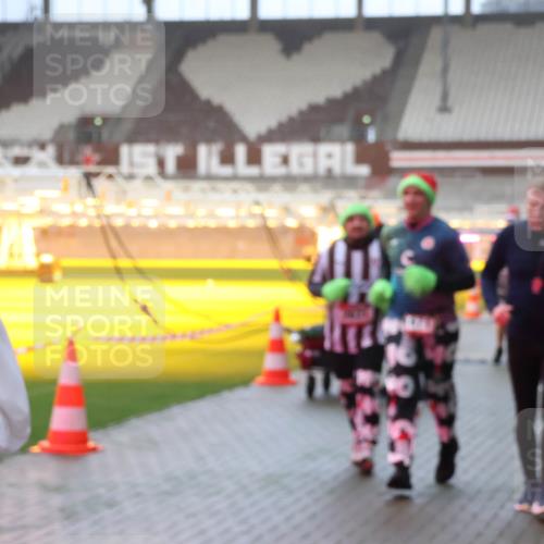 07.12.2025 - St. Pauli X-Mass-Run No. 15 Luisa Fischer http://msf.ph/oto/9385957 07.12.2025 10:19:06 Ziel 243, 264, 269, 721, 1034, 1607, 1671, 2049, 2152, 2631, 2925, 3520, 3606, 3608, 3862, 4331, 4521, 4522, 4524, 4540, 4547 meine-sportfotos.de