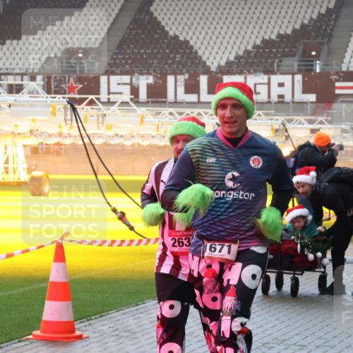 07.12.2025 - St. Pauli X-Mass-Run No. 15 Luisa Fischer http://msf.ph/oto/9385963 07.12.2025 10:19:07 Ziel 15, 263, 1671, 243, 264, 269, 721, 1034, 1607, 1671, 2049, 2152, 2631, 2925, 3520, 3606, 3608, 3862, 4331, 4521, 4522, 4524, 4540, 4547 meine-sportfotos.de