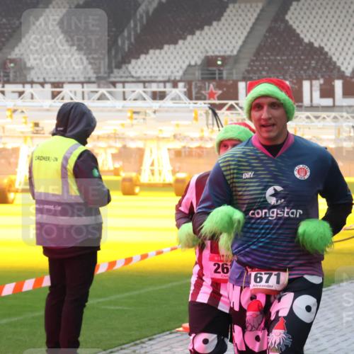 07.12.2025 - St. Pauli X-Mass-Run No. 15 Luisa Fischer http://msf.ph/oto/9385968 07.12.2025 10:19:08 Ziel 1919, 26, 671, 10, 243, 264, 269, 721, 1034, 1607, 1671, 2049, 2152, 2631, 2925, 3520, 3606, 3608, 3862, 3975, 3976, 4331, 4521, 4522, 4524, 4540, 4547 meine-sportfotos.de