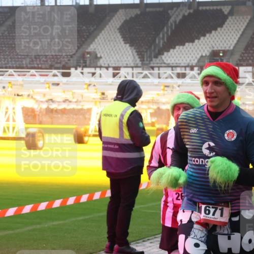 07.12.2025 - St. Pauli X-Mass-Run No. 15 Luisa Fischer http://msf.ph/oto/9385973 07.12.2025 10:19:08 Ziel 1910, 26, 1671, 243, 264, 269, 721, 1034, 1607, 1671, 2049, 2152, 2631, 2925, 3520, 3606, 3608, 3862, 3975, 3976, 4331, 4521, 4522, 4524, 4540, 4547 meine-sportfotos.de