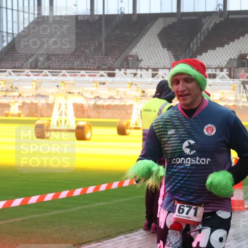 07.12.2025 - St. Pauli X-Mass-Run No. 15 Luisa Fischer http://msf.ph/oto/9385975 07.12.2025 10:19:09 Ziel 1910, 1671, 243, 264, 269, 721, 1034, 1607, 1671, 2049, 2152, 2631, 2925, 3520, 3606, 3608, 3862, 3975, 3976, 4331, 4498, 4521, 4522, 4524, 4540, 4547 meine-sportfotos.de
