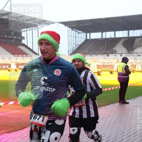 07.12.2025 - St. Pauli X-Mass-Run No. 15 Luisa Fischer http://msf.ph/oto/9386006 07.12.2025 10:19:10 Ziel 34, 671, 243, 264, 269, 721, 1034, 1607, 1671, 2049, 2152, 2631, 2925, 3455, 3520, 3606, 3608, 3862, 3975, 3976, 4330, 4331, 4498, 4521, 4522, 4524, 4540, 4547 meine-sportfotos.de