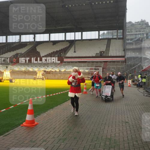 07.12.2025 - St. Pauli X-Mass-Run No. 15 Fabian Wolf http://msf.ph/oto/9386065 07.12.2025 10:15:00 Ziel 762, 1363, 1867, 1869, 1873, 2883, 2891, 3741, 4001, 4004 meine-sportfotos.de