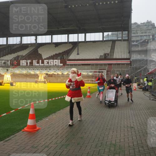 07.12.2025 - St. Pauli X-Mass-Run No. 15 Fabian Wolf http://msf.ph/oto/9386069 07.12.2025 10:15:00 Ziel 762, 1363, 1867, 1869, 1873, 2883, 2891, 3741, 4001, 4004 meine-sportfotos.de
