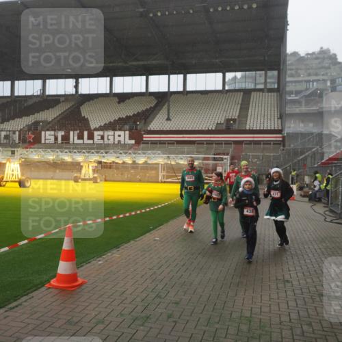 07.12.2025 - St. Pauli X-Mass-Run No. 15 Fabian Wolf http://msf.ph/oto/9386215 07.12.2025 10:15:17 Ziel 308, 431, 436, 438, 1180, 1183, 1885, 2666, 2667, 2668, 3103, 3741, 4494, 4536 meine-sportfotos.de
