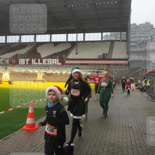 07.12.2025 - St. Pauli X-Mass-Run No. 15 Fabian Wolf http://msf.ph/oto/9386246 07.12.2025 10:15:18 Ziel 308, 431, 436, 438, 1180, 1183, 1885, 2666, 2667, 2668, 3103, 3741, 4494, 4536 meine-sportfotos.de