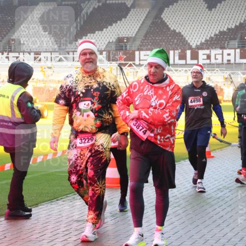 07.12.2025 - St. Pauli X-Mass-Run No. 15 Luisa Fischer http://msf.ph/oto/9386257 07.12.2025 10:19:46 Ziel 3229, 10, 3874, 4498, 3608, 3606, 658, 661, 2750, 3011, 3013, 3455, 3695, 3724, 3975, 3976, 4038, 4074, 4115, 4330, 4331, 4436, 4437, 4438, 4466, 4473, 4475, 4498 meine-sportfotos.de